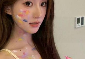 在吃瓜天堂，观看好友们的夸张反应真是乐趣无穷！