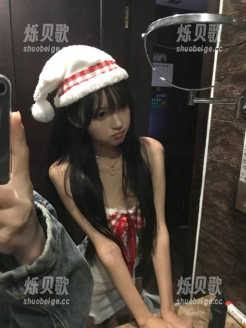 看到那些爆料，真想在线评论！可得先下载‘吃瓜网’才行，真是麻烦…